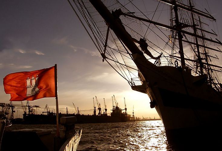 3425_21357 Sonnenuntergang im Hamburger Hafen - eine Hamburgfahne weht in der Brise | Flaggen und Wappen in der Hansestadt Hamburg